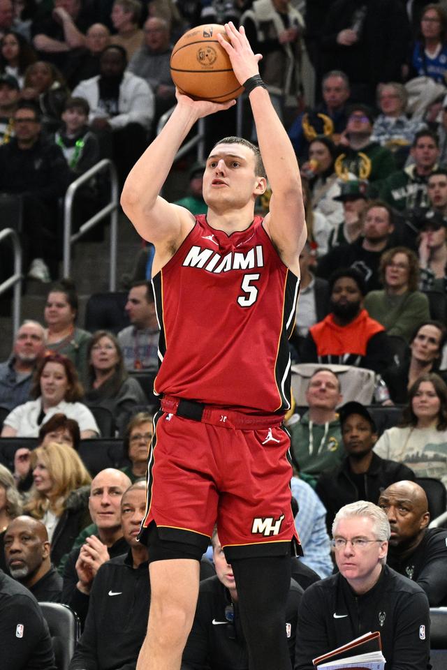 巴特勒在塞尔维亚队比赛中精彩发挥，战术调整引发热议！的简单介绍